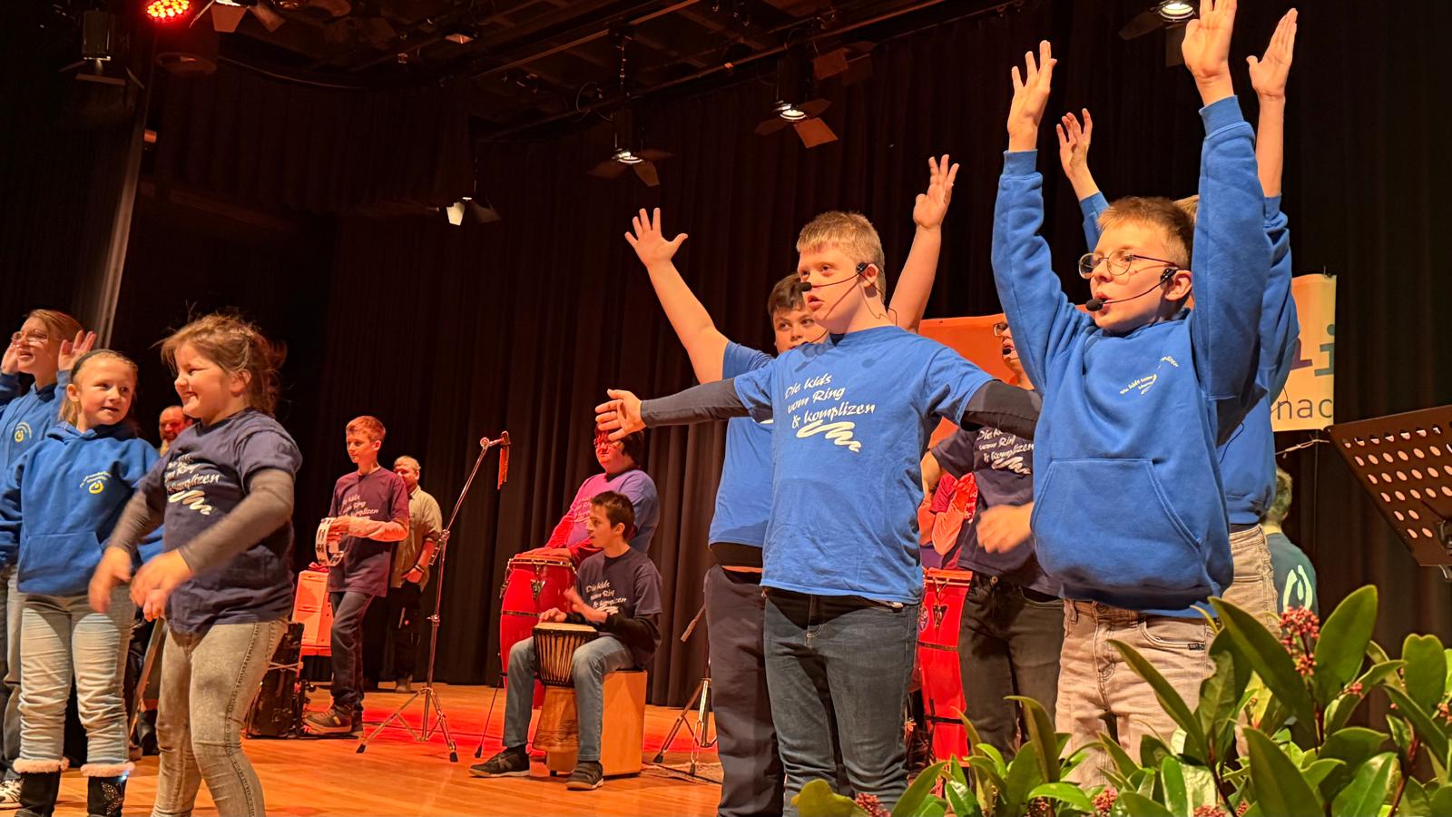 Kids vom Ring bei einem Auftritt im Freien